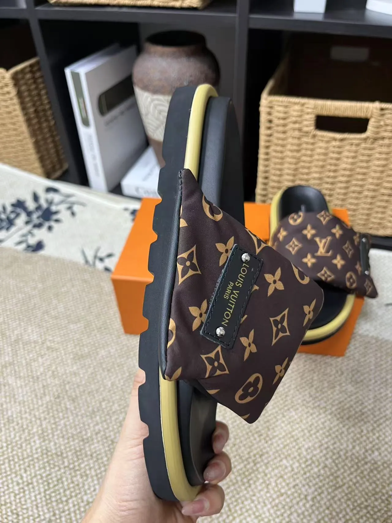 P340 yuan LV Louis Vuitton Full of high-end feel! A popular model among bloggers at home and abroad, it’s retro and fashionable, and looks stunning on your feet! Mainly recommended model on the official website★ ━━━━━ ЅᏇєєt ━━━━━ ▪️Upper: original calfskin ➕5D printing process ▪️Inner: imported mixed sheepskin ▪️Outsole: original molded foam outsole ▪️Size: Female 35-40 Men's 39-44 (women's 41 men's 45)